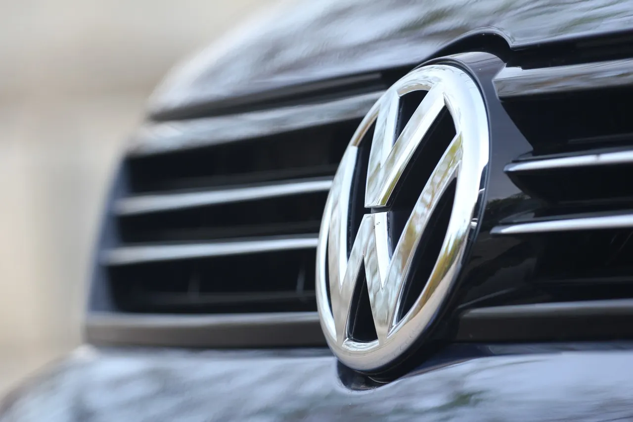 În sfârşit, fără camuflaj. Imaginea aşteptată de toţi pasionaţii auto. Cum arată noul VW Touareg