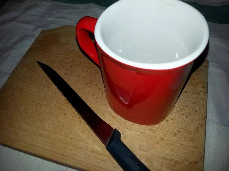 Cea mai SIMPLĂ metodă ca să ASCUŢI cuţitele - ai nevoie doar de o cană de cafea
