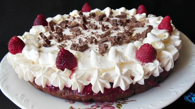 Asta e cea mai delicioasă prăjitură cu frișcă și zmeură! Se prepară foarte simplu