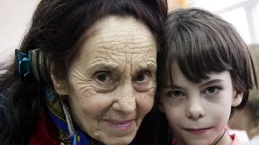 Ce cadou a primit Eliza de la cea mai bătrână mamă din România