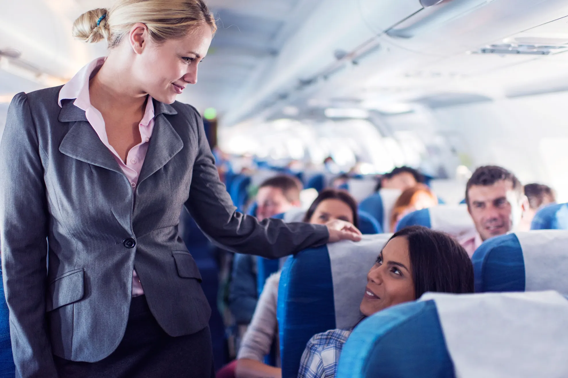 De ce se plimbă, de fapt, stewardesele pe culoar, în avion. Motivul te va surprinde