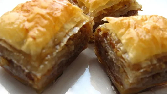 Cum se prepară cea mai delicioasă baclava, desertul favorit al turcilor. Bună de te lingi pe degete!
