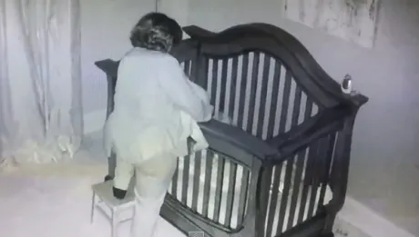 Camera ascunsă a înregistrat cum bunica o așeza în pătuc pe nepoată. Ce a urmat. Mama a fost şocată