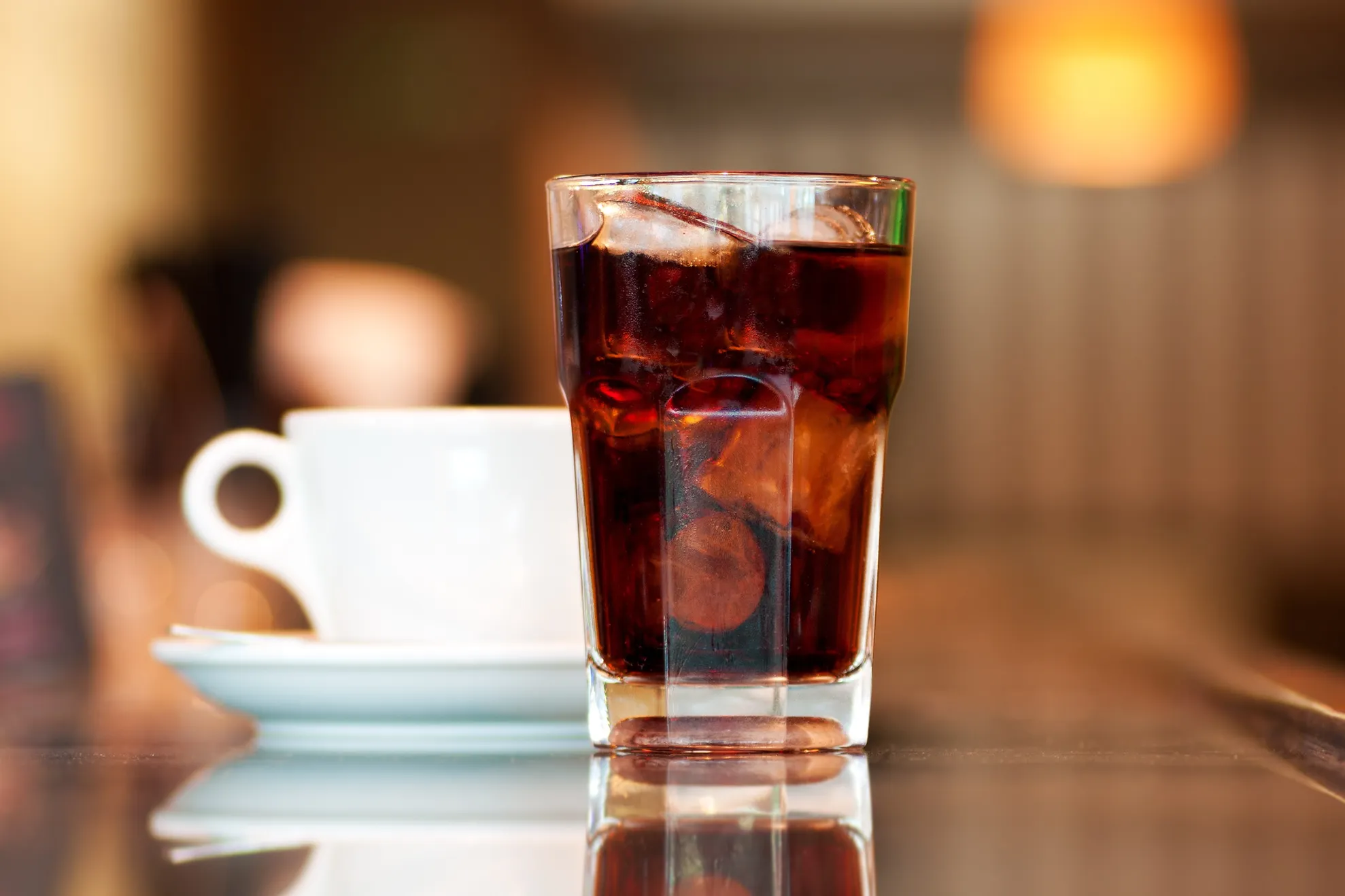 Ce se întâmplă dacă bei și cafea și sucuri care conțin cola