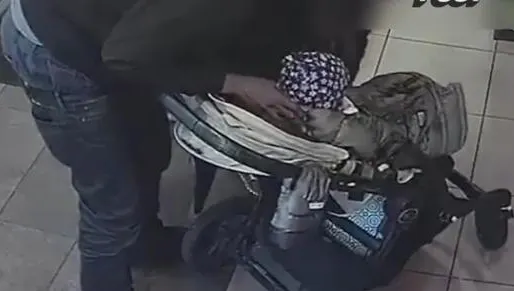 S-a apropiat de căruciorul copilului şi l-a prins de gât! Oamenii din jur au rămas şocaţi.Ce a urmat