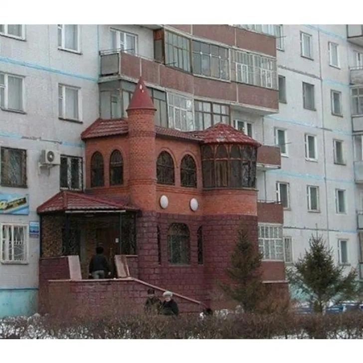 Nu i-a mai ajuns apartamentul. Cum și-a construit vecinul un castel...la bloc