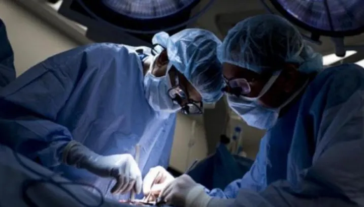 Se plângea de dureri şi medicii s-au pregătit să îl opereze. Ce ascundea bărbatul e şocant!
