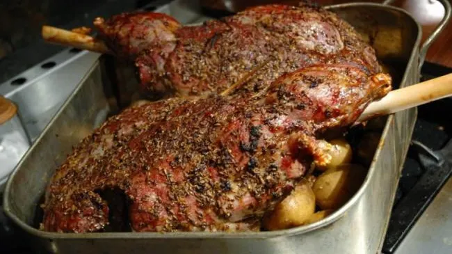 Toarnă bicarbonat de sodiu pe carnea crudă de MIEL. Este secretul celor mai buni bucătari