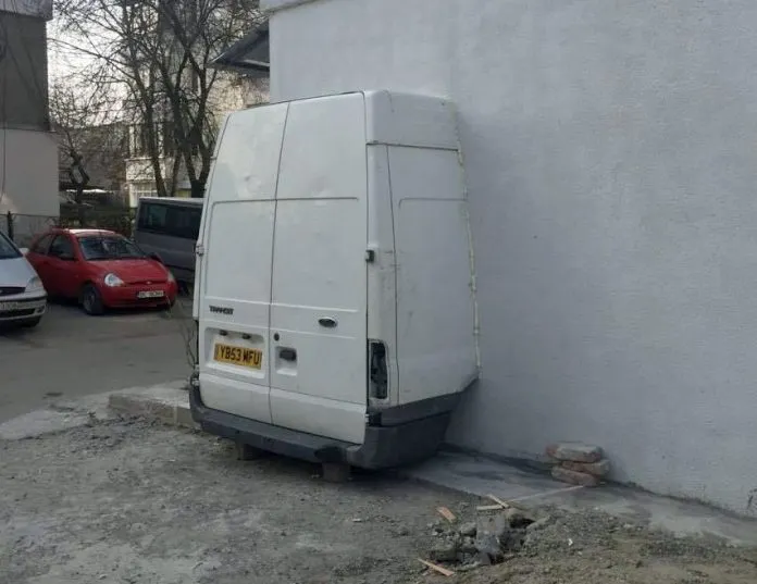 Duba zidită de un român în peretele blocului e virală. Cum arată acum locuința din Bacău