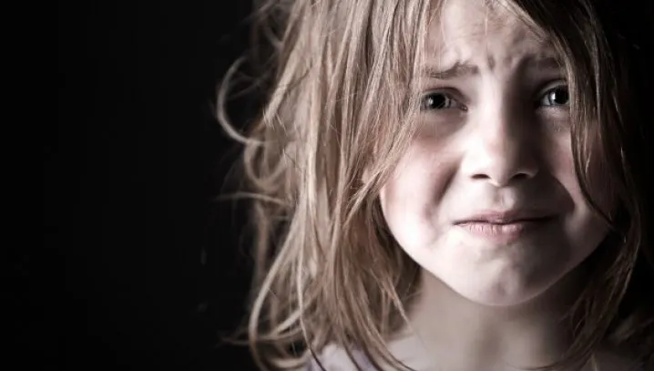 "Mami, de ce este un bărbat în patul meu?" Ce a pățit această fetiță este de-a dreptul șocant