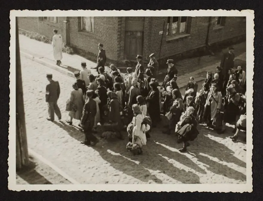 Un fotograf evreu a îngropat aceste poze înainte să vină naziştii. Ţi se face pielea de găină