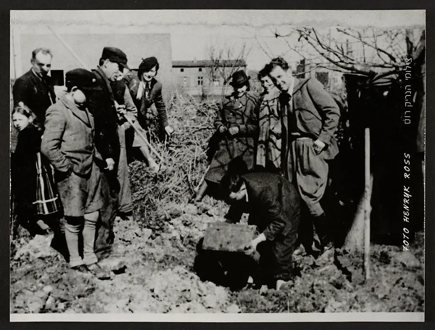 Un fotograf evreu a îngropat aceste poze înainte să vină naziştii. Ţi se face pielea de găină