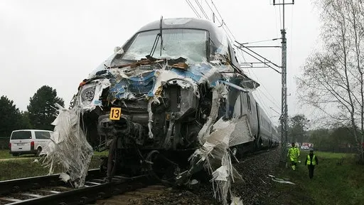Accident GRAV în Polonia: Coliziune între un tren și un camion! 18 răniți, 7 în stare gravă