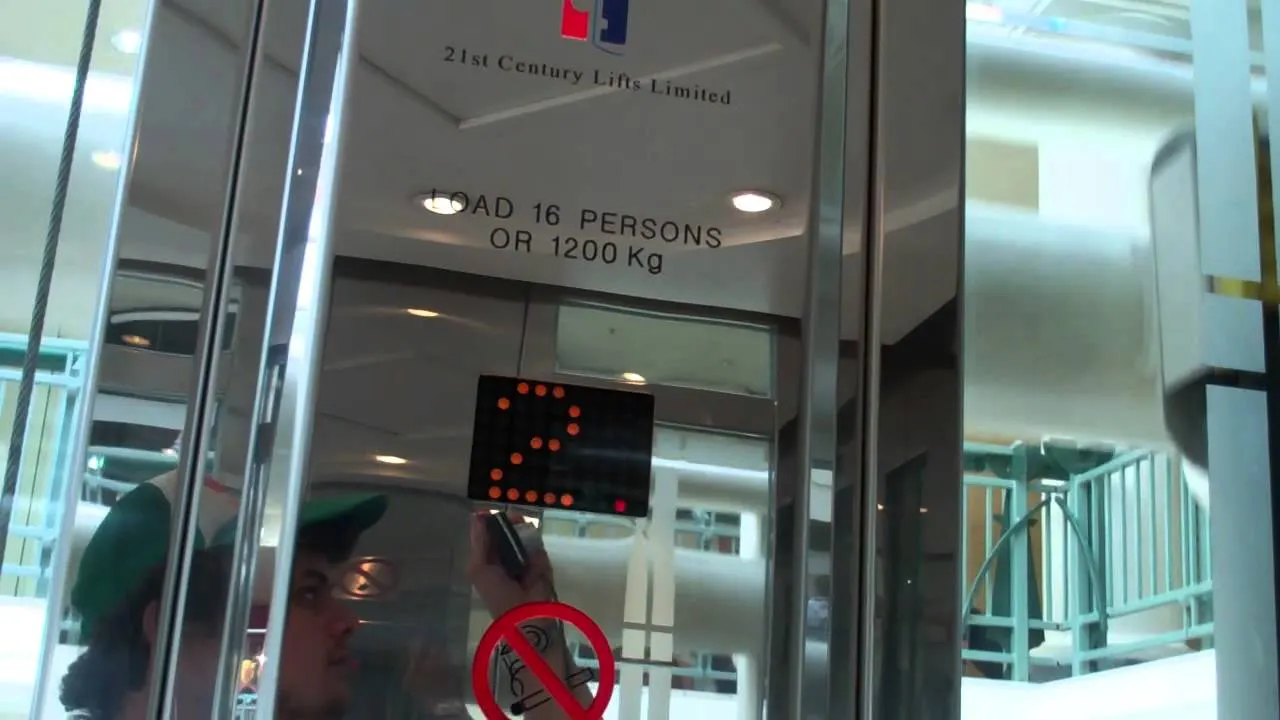 Panică la un mall din Capitală. Mai multe persoane au rămas blocate în lift