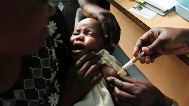 Revoluție în lumea medicală! Vaccinul împotriva malariei va fi lansat în curând