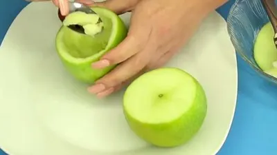 A scobit un măr şi l-a umplut cu aluat. Rezultatul final este absolut delicios