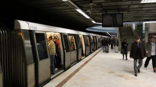 Clipe de groază la metrou! Un copil a căzut sub garnitura trenului