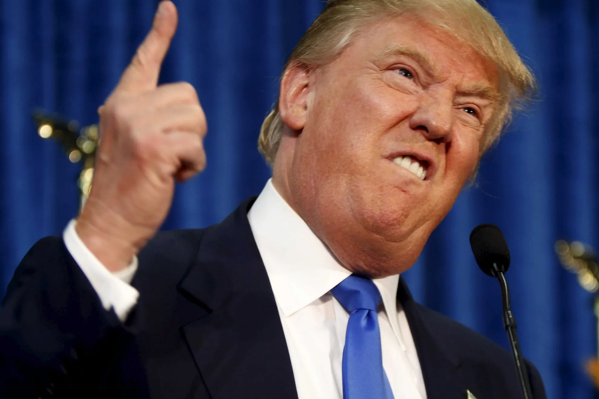 Donald Trump poartă mereu aceleași haine. Criticii de modă spun că arată ca în anii '80