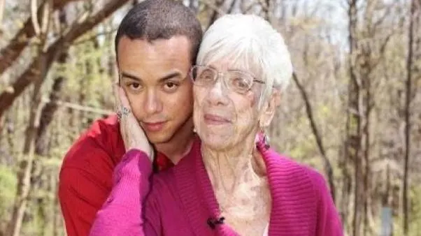 Cel mai neobişnuit cuplu. Ea este o femeie de 91 de ani şi el are 30 de ani