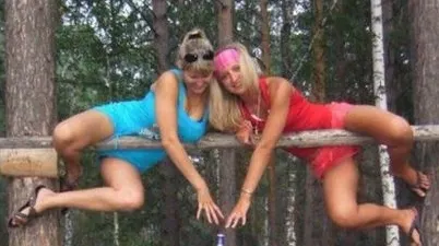 Aceste două rusoaice au luat-o razna. Unde s-au cocoţat şi cum au putut să se fotografieze