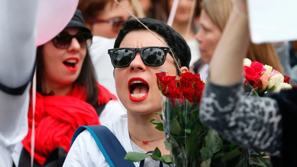 Soțiile furioase ale polițiștilor francezi protestează în centrul Parisului