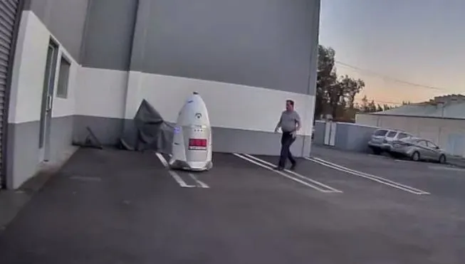 Starea de ebrietate l-a determinat să hărțuiască un robot. După aceea, i-a părut extrem de rău