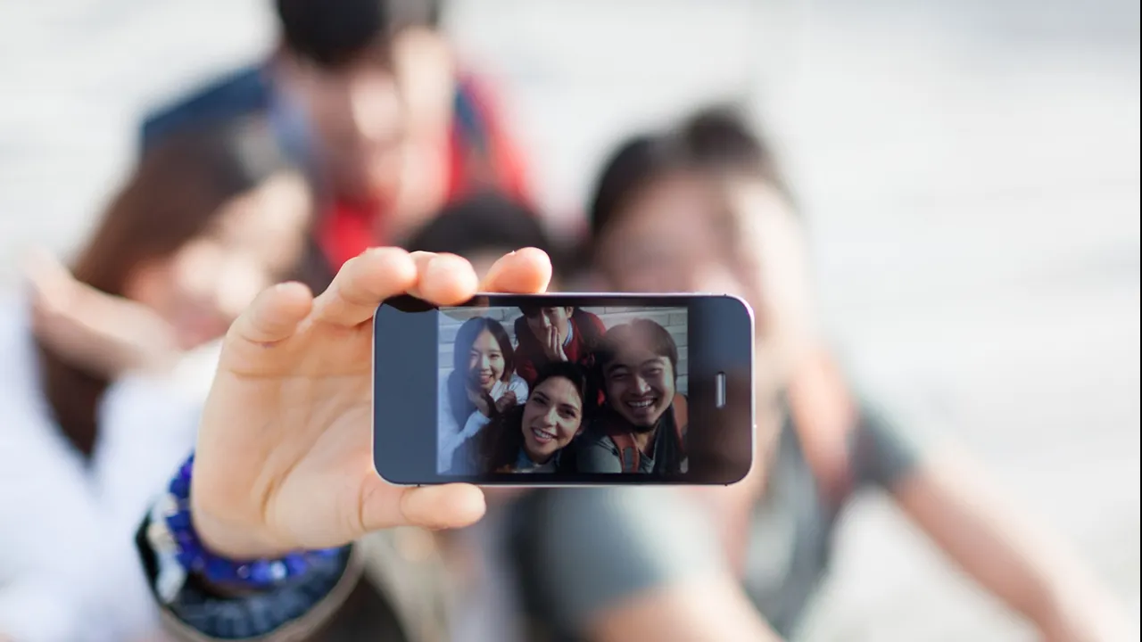 Selfie-ul, recunoscut OFICIAL drept o tulburare mintală în 3 situații! Află suferi de această boală