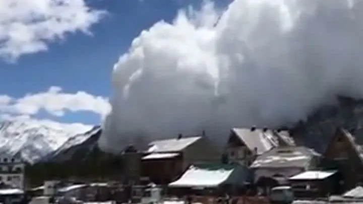 Avalanşă la 3800 de metri, în Rusia - imagini APOCALIPTICE, într-o staţiune