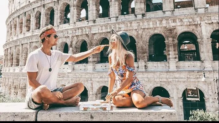 Acest cuplu câștigă până la 9.000 de dolari pentru o fotografie postată pe Instagram! Iată secretul