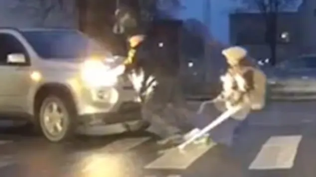 A vrut să ajute o bătrânică să traverseze strada, însă ce a urmat i-a şocat pe ceilalţi pietoni