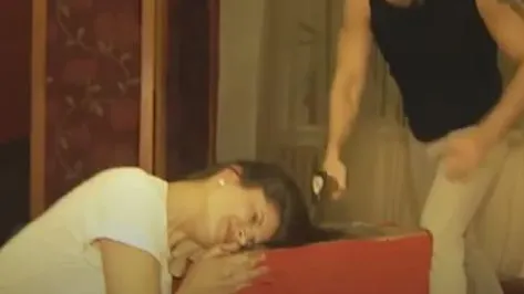 Îşi tunde clientele într-un mod unic: cu TOPORUL! Ai avea curajul să treci pragul acestui salon?