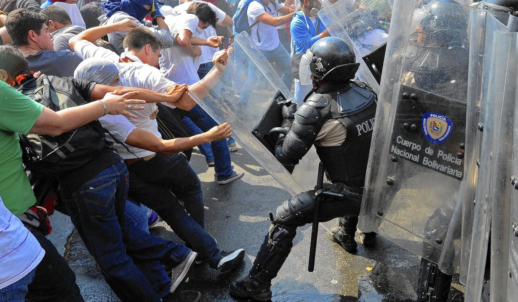 Parlamentul din Venezuela, atacat și blocat timp de 9 ore de manifestanți pro-Maduro. Reacţia SUA