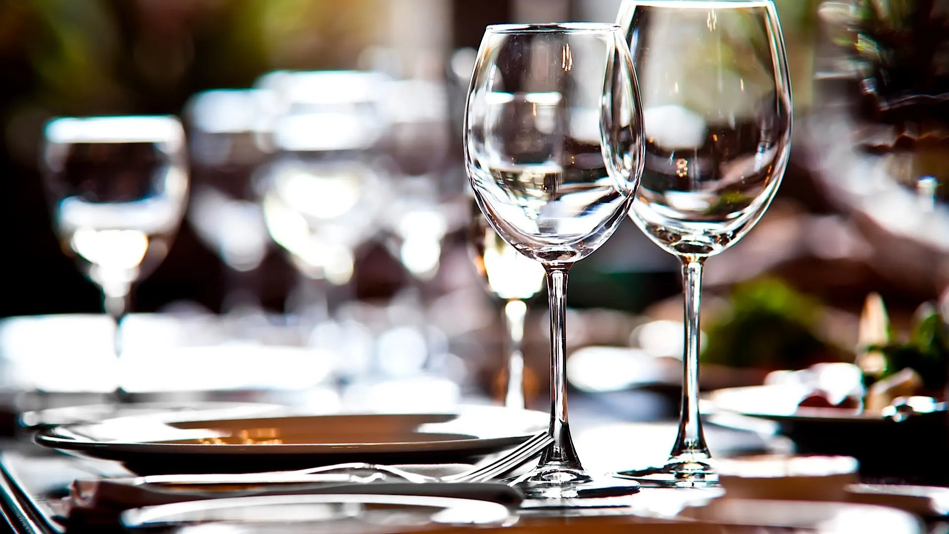 Ții sticla de vin pe masă? Este un obicei greșit. Iată de ce 