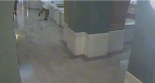 Şocant! Un bărbat acuzat de viol şi crimă s-a aruncat de la etajul 4 al tribunalului