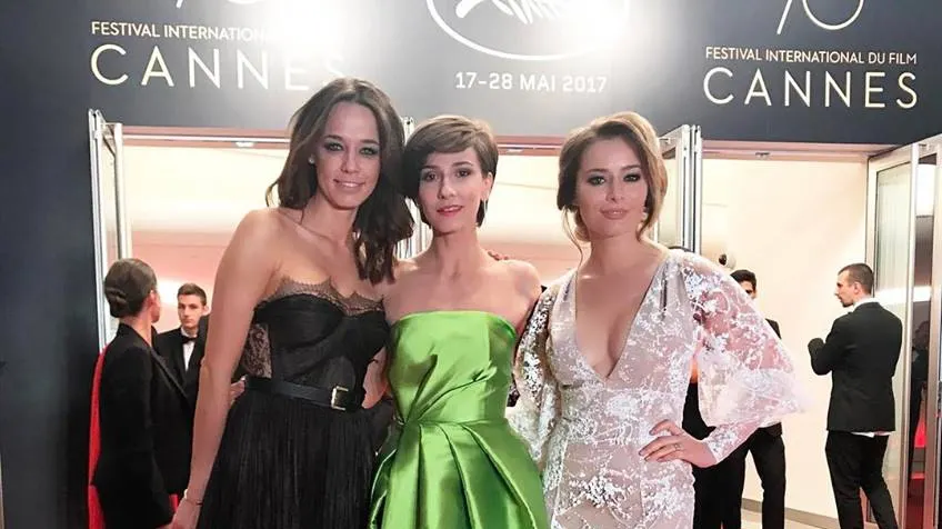 Românce pe covorul roşu la Cannes 