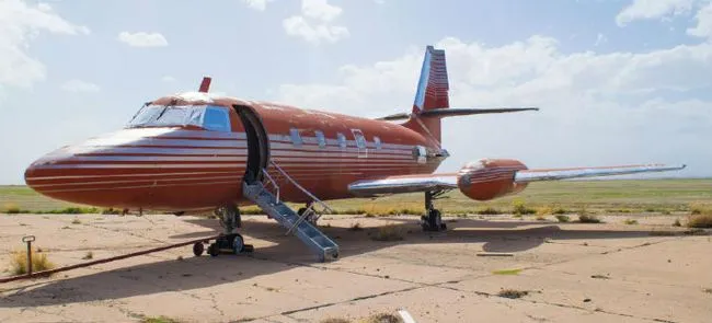 Au găsit într-un hambar un avion părăsit din anii '70. Au intrat în el, s-au ULUIT! Ce au descoperit