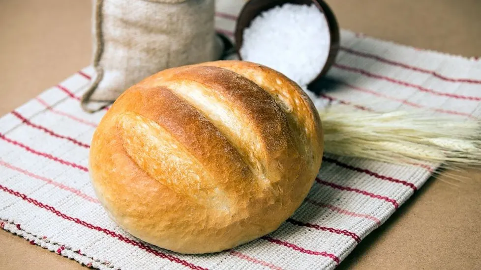 De ce ne întâmpinăm oaspeții cu pâine și sare? Este ULUITOR!