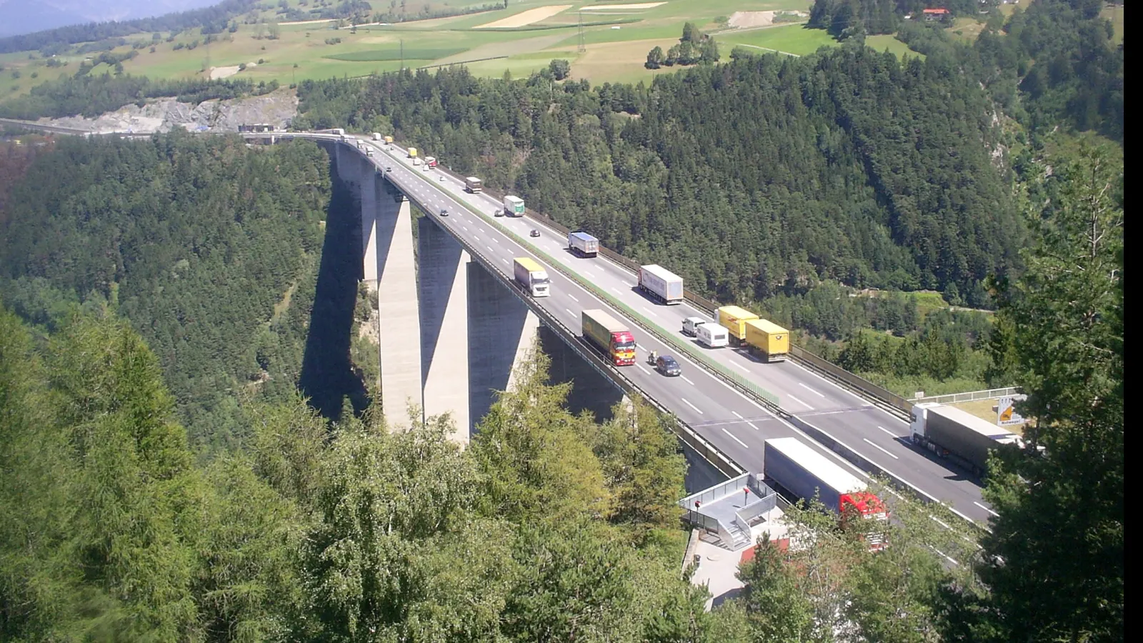 Opt români, răniţi într-un grav accident rutier, în Austria. În microbuz se aflau 18 români