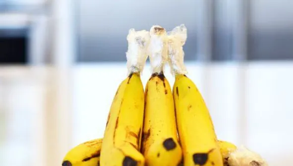 A învelit codiţele bananelor în folie alimentară şi le-a pus la frigider