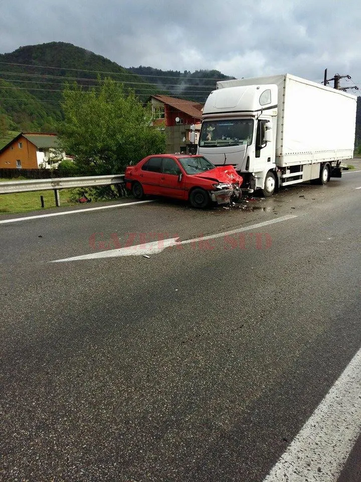 Două accidente grave, în Vâlcea, sâmbătă, din pricina vremii. Un copil, rănit