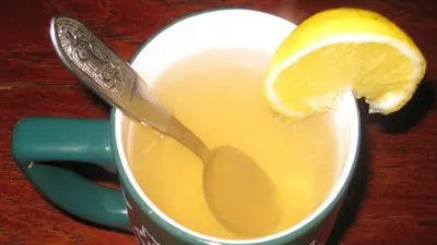 A băut apă caldă cu lămâie timp de un an! Este incredibil ce a păţit după