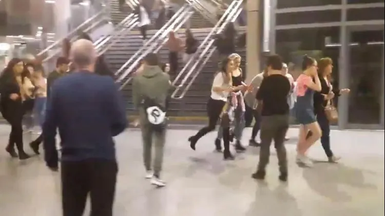 Toată lumea plânge. Ce a făcut un om al străzii rănit în atacul din Manchester. Gestul, impresionant