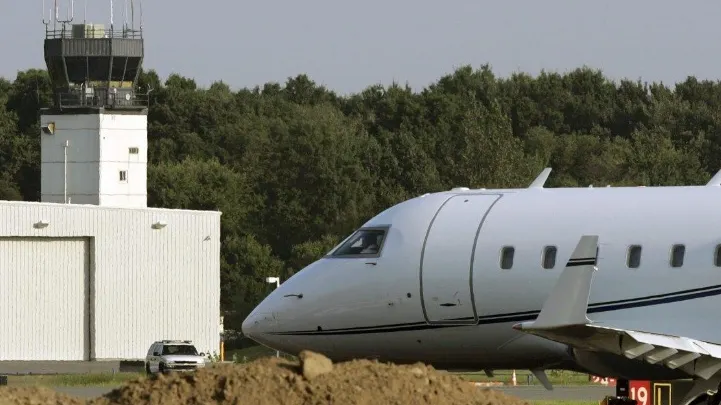 Tragedie aviatică! Un avion s-a prăbuşit la aterizare: 2 morţi. Mai multe clădiri, în flăcări!