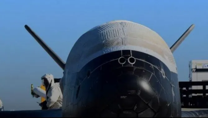 Un avion misterios a aterizat în SUA. Nimeni nu știe de unde vine și care este scopul său
