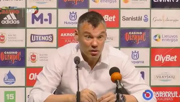 Reporter pus la pământ de antrenorul unei echipe de baschet: Tu crezi că asta este important?