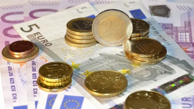 Leul, doborât de euro și de moneda americană