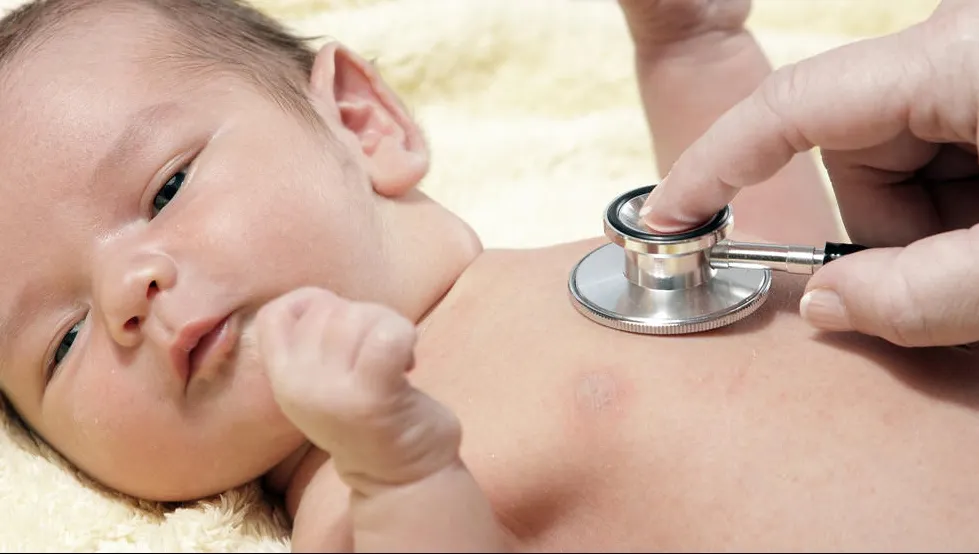 Cotrolul medical pe care trebuie să i-l faci bebelușului în primele luni de viață