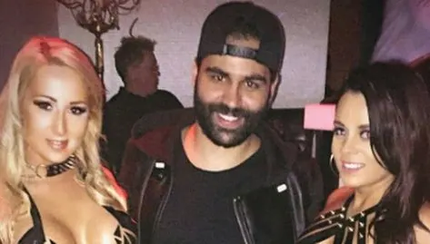 Cum au ieşit aceste două fete în club. Mai mult dezbrăcate, decât îmbrăcate. O nouă modă