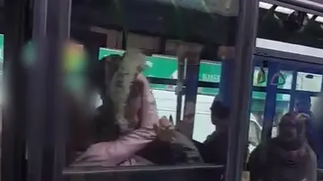 Bătaie ca în filme într-un mijloc de transport în comun! Mai mult femei s-au păruit în văzul tuturor