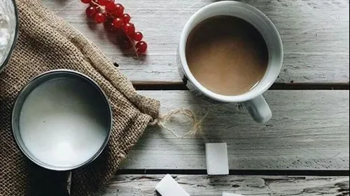 "Reacție genială". Ce a făcut un bărbat într-o cafenea când clienții de alături vorbeau prea tare